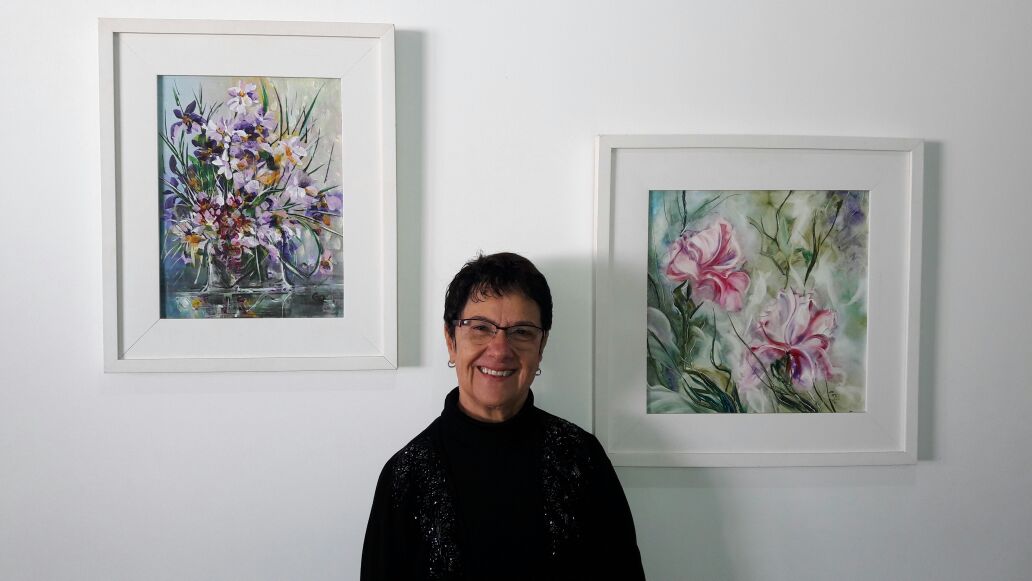 A artista plástica que pinta flores e paisagens com a boca e os pés (Foto: Reprodução)